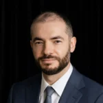 Ilya Sutskever to jedna z kluczowych postaci współczesnej sztucznej inteligencji – naukowiec, współtwórca przełomów technicznych i myśliciel konsekwencji, jakie te przełomy niosą.

Jest współzałożycielem OpenAI i przez lata pełnił funkcję Chief Scientist, odpowiadając za kierunek badań nad dużymi modelami językowymi i ogólną architekturą nowoczesnych systemów AI. Wcześniej był uczniem Geoffreya Hintona – jednego z „ojców deep learningu” – i współautorem fundamentalnych prac, które umożliwiły dzisiejszy rozwój sieci neuronowych.